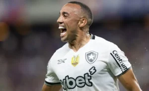 Torcida do Botafogo elogia Fernando Marçal após gol e desempenho sólido contra o Fortaleza