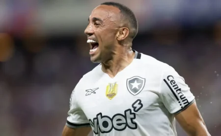 Torcida do Botafogo elogia Fernando Marçal após gol e desempenho sólido contra o Fortaleza