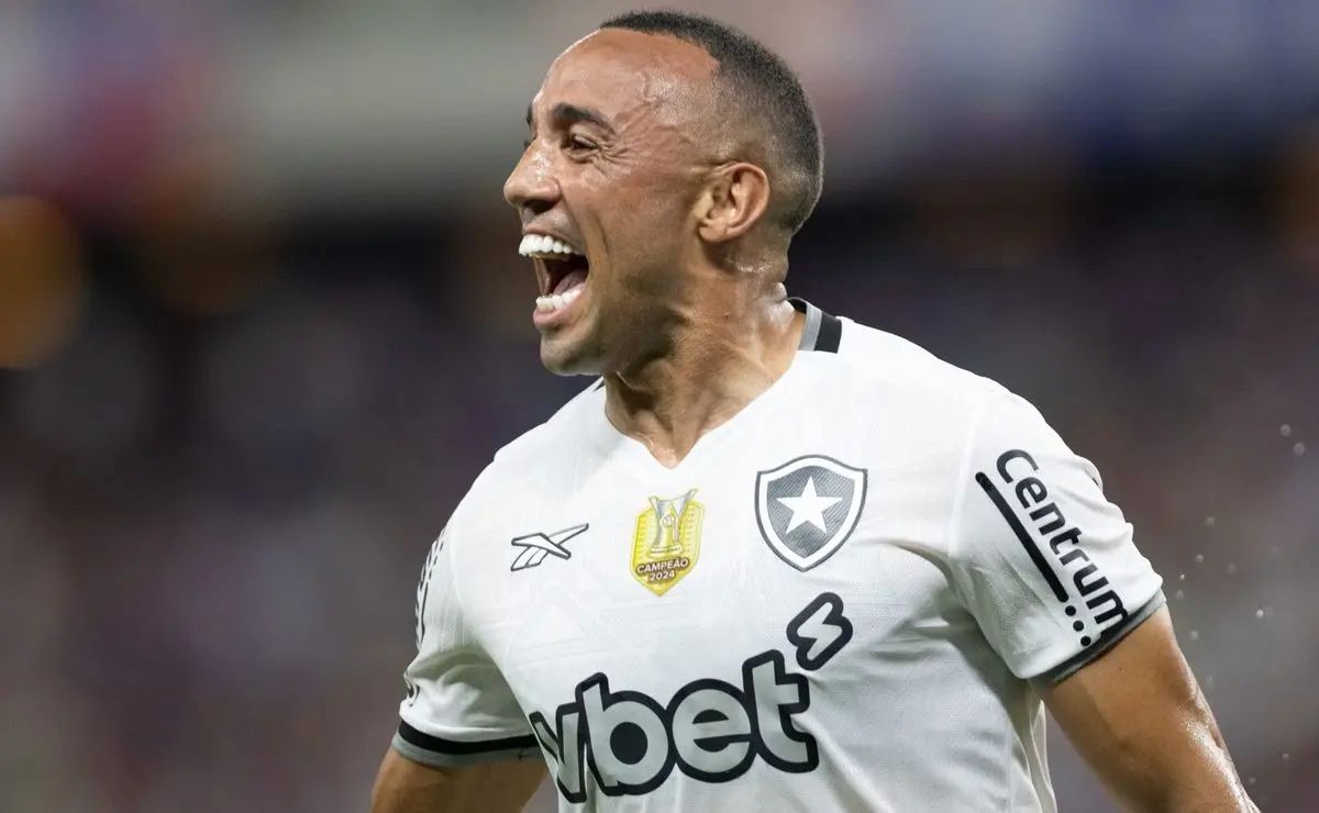 Torcida do Botafogo elogia Fernando Marçal após gol e desempenho sólido contra o Fortaleza