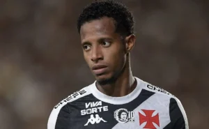Torcida do Vasco lamenta contusão de Tchê Tchê e apreende sobre desfalque no clássico contra o Botafogo