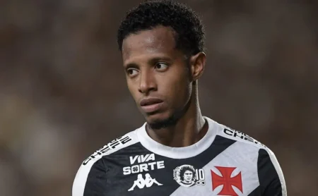 Torcida do Vasco lamenta contusão de Tchê Tchê e apreende sobre desfalque no clássico contra o Botafogo