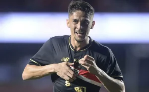 Torcida do São Paulo comemora grande atuação e gol de Pablo Maia, em sua boa fase