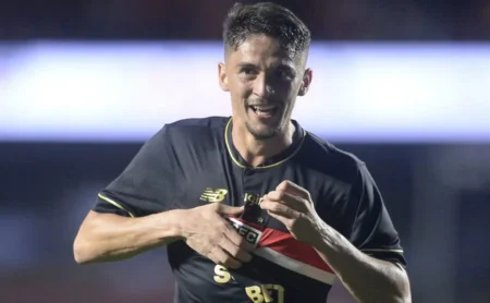 Torcida do São Paulo comemora grande atuação e gol de Pablo Maia, em sua boa fase