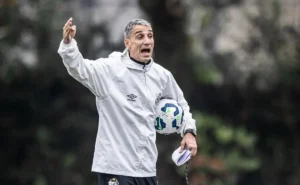 Torcida do Santos manda recado direto para Vojvoda às vésperas do duelo contra o Fluminense: “Última esperança”