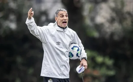 Torcida do Santos manda recado direto para Vojvoda às vésperas do duelo contra o Fluminense: “Última esperança”