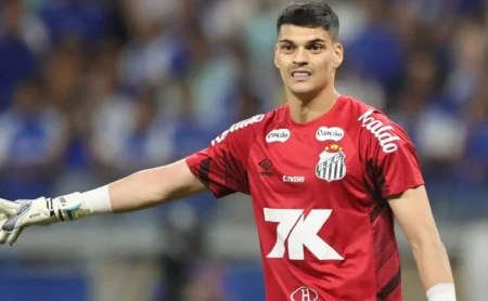 Torcida do Santos volta a elogiar o goleiro Gabriel Brazão após mais uma grande atuação