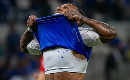 Torcida do Cruzeiro perde a paciência e dispara contra Marquinhos após péssimo rendimento.