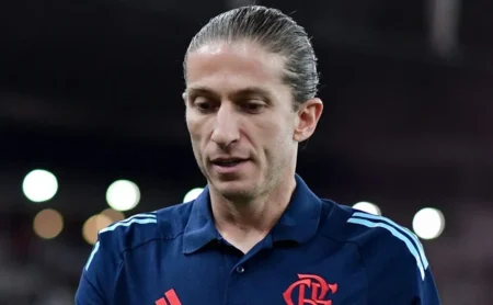 Torcida do Flamengo critica o técnico Filipe Luis por insistir em dupla de volantes contestada