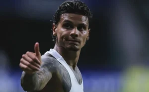 Torcida do Benfica ‘detona’ Richard Ríos, ex-Palmeiras, em avaliação: “Não está dando a cara certa”