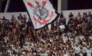 Torcida Vascaína provocaria Fiel antes de jogo no Estádio São Januário contra o Corinthians.