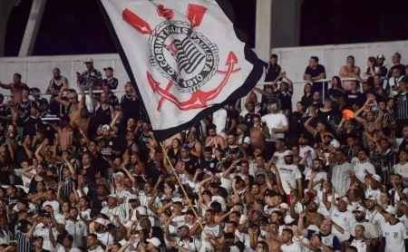 Torcida Vascaína provocaria Fiel antes de jogo no Estádio São Januário contra o Corinthians.