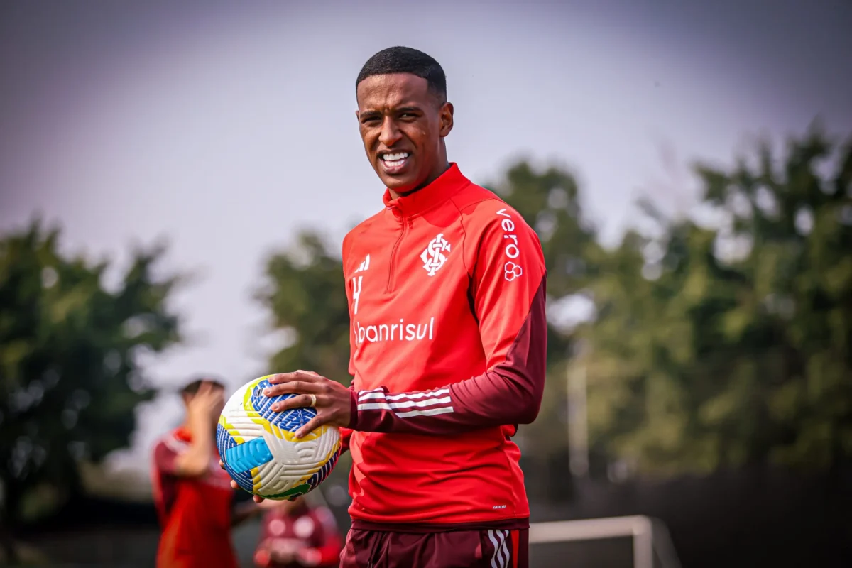 Vasco contrata Robert Renan para fortalecer seus jogadores.