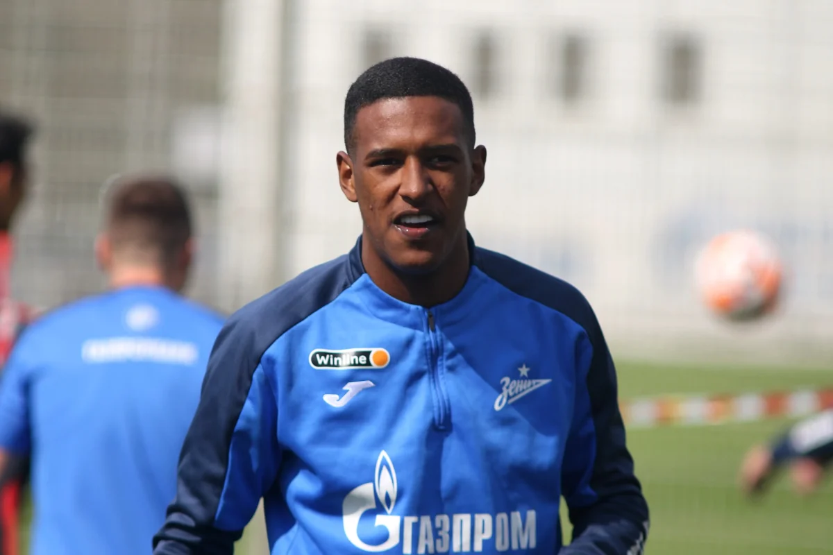Vasco encaminha acordo para contratação do zagueiro Robert Renan