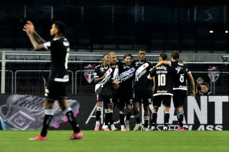 Vasco: Sexto Melhor Visitante e Segundo Pior Mandante em 2025