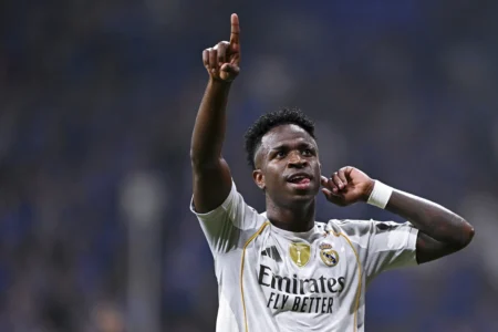 "Vini Jr. recupera a fúria": jornal destaca atuação de Vinicius após sair do banco em vitória do Real
