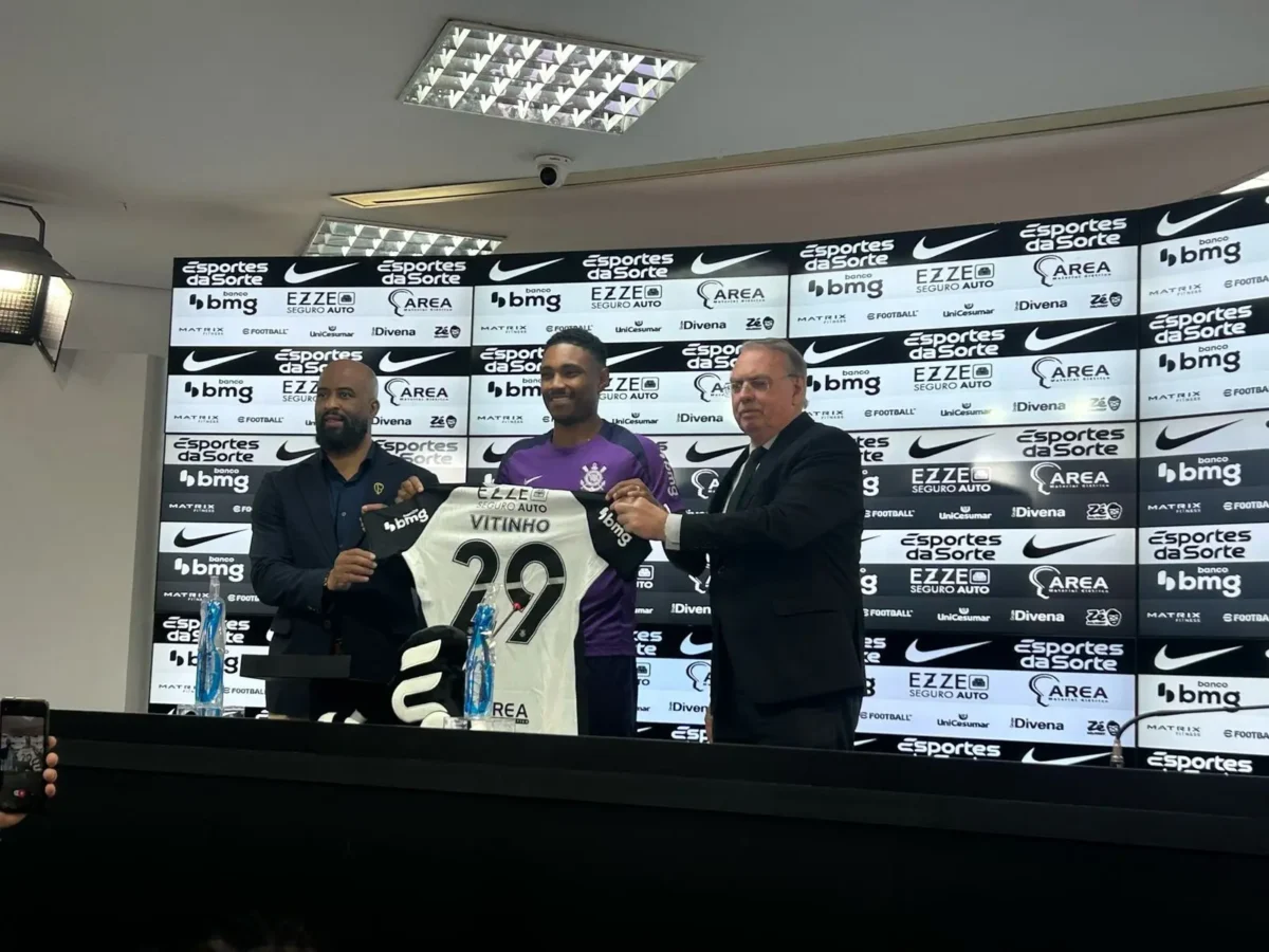 Vitinho é apresentado ao Corinthians e diz que não tem data para estrear, mas está ciente da necessidade.