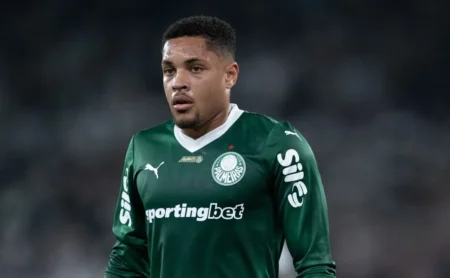 Vitor Roque iguala marca de Palmeiras aos tempos de Europa com 16 jogos a menos