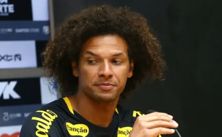 "Vojvoda já toma decisões envolvendo Willian Arão e busca entender a parte física do volante no Santos"