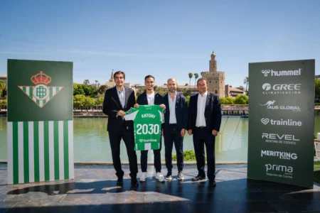 Antony é apresentado no Real Betis e torcedores em festa