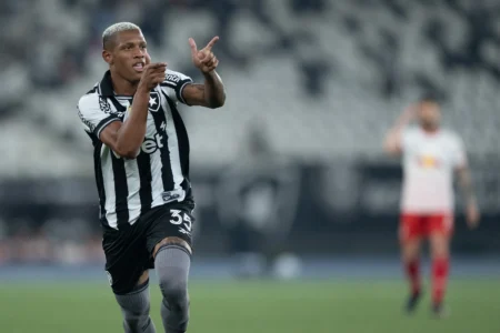 "Botafogo Recusa Proposta de R$ 191 Milhões do Fulham pelo Volante Danilo"