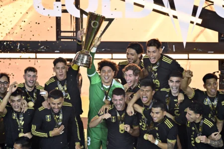 Ídolo no México, goleiro Ochoa sai para pegar um café e abandona clube na hora de assinar o contrato