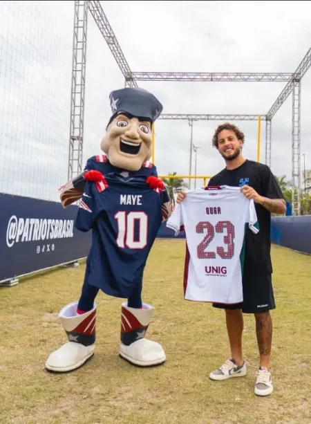 Em semana da NFL na Brasil, Guga dá camisa do Fluminense à mascote dos Patriots