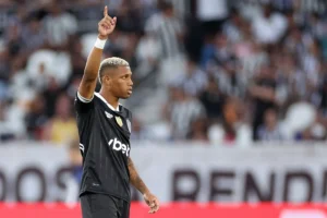 Entre titulares e jovens, Botafogo tem 14 saídas e quatro chegadas na janela de transferências
