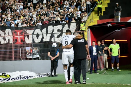 "Jair Pede Apoio dos Colegas após Lesão"