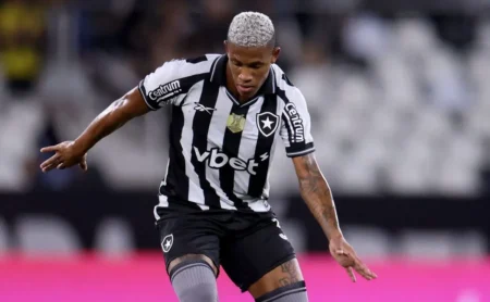 John Textor declina proposta milionária do Fulham por Danilo para o Botafogo