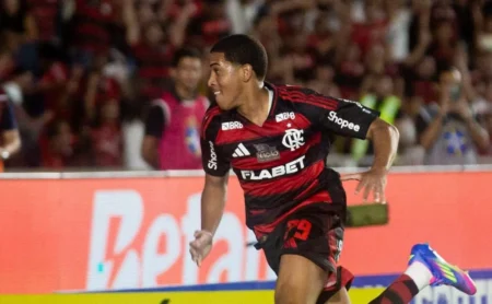 "Joshua, Joia do Flamengo, Desafia o Mundo, Mas Plenos de Sonhos"