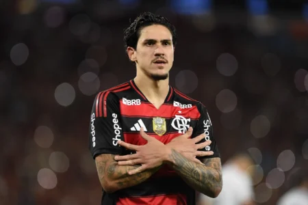 Pedro supera polêmicas, recebe oferta milionária e vira praticamente inegociável no Flamengo Carrega.