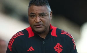 Roger Machado inflama o elenco do Internacional com discurso para reconquistar a torcida