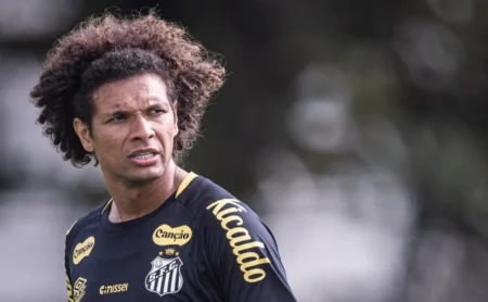 Santos Toma Decisão sobre Futuro de Willian Arão Após Volante Sendo Retido.