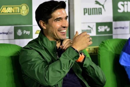 Abel afirma que elenco do Palmeiras atingiu maturidade competitiva e diz: "Ainda pode crescer"