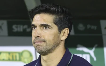 Abel Ferreira abalado: Voo do Palmeiras com "clima de velório" após derrota para LDU