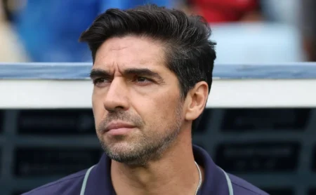 Abel Ferreira é taxado de hipócrita por RMP: "Palmeiras, novamente, em posição privilegiada"