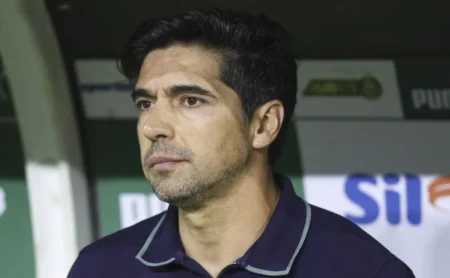 Abel Ferreira questiona arbitragem após Flamengo x Palmeiras: "Mais um pênalti não marcado"