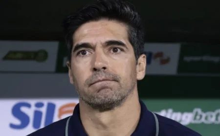 Abel Ferreira é destaque em manchete de jornal português após derrota do Palmeiras: "Final é uma miragem".