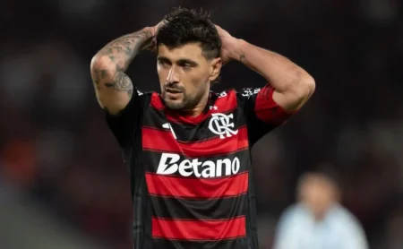 Adrián Martínez: Um Triplo Brilho que Supera Arrascaeta na Libertadores 2025