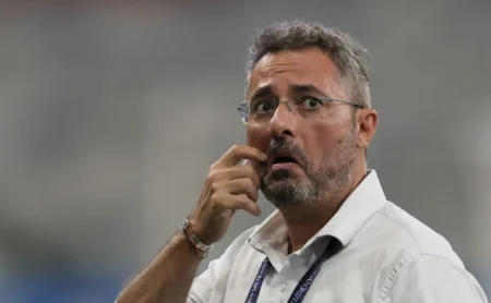 Alexandre Mattos Recebe Contatos da Série B e Santos Dá Preferência por Empréstimo de Luisão para a Europa Alexandre Mattos Recebe Contatos da Série B e Santos Dá Preferência por Empréstimo de Luisão para a Europa