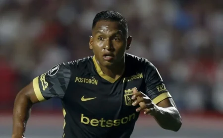 Alfredo Morelos, do Santos, faz post após suspensão e multa por admitir que simula pênalti na Colômbia Alfredo Morelos, do Santos, faz post após suspensão e multa por admitir que simula pênalti na Colômbia