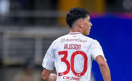 Alisson pede desculpas por estreia com derrota e expulsão no Internacional: "Aprenderei com meu erro"