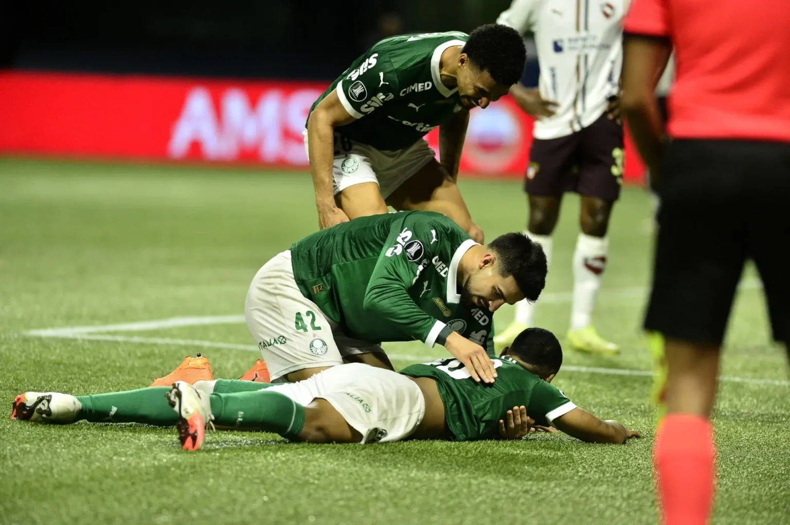 Allan comemora boa performance e terá aumento salarial no Palmeiras; Abel afirma: "Ele merece"