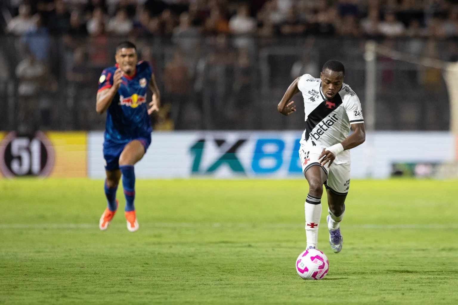 Andrés Gómez: 90 minutos, nova assistência e aprovação na estreia pelo Vasco