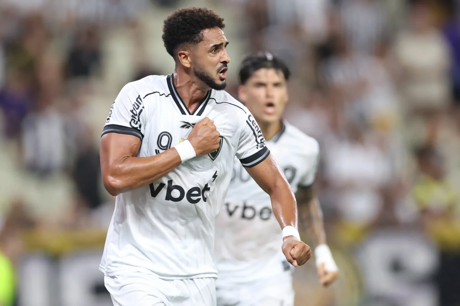 Análise: Superando desfalques, Botafogo vence Ceará com solidez