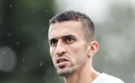 Arbitragem no Brasileirão: Schmidt minimiza polêmica do Santos com ressalva sobre o árbitro