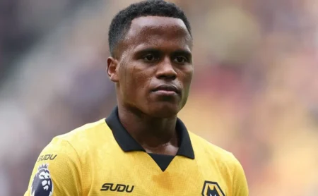 Arias, ex-Fluminense, desperdiça chance clara; Wolves sofrem mais uma derrota em busca do sonho da Premier League