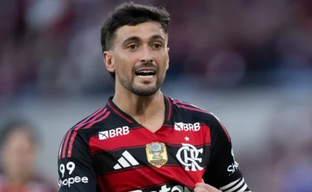 Arrascaeta, Jorginho e mais cinco jogadores: Flamengo recebe o Palmeiras com sete pendurados no Brasileirão Betano