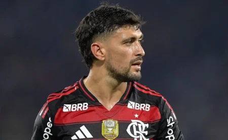 Arrascaeta desperdiça chance clara no duelo entre Flamengo e Racing após tropeçar em passe de Carrascal