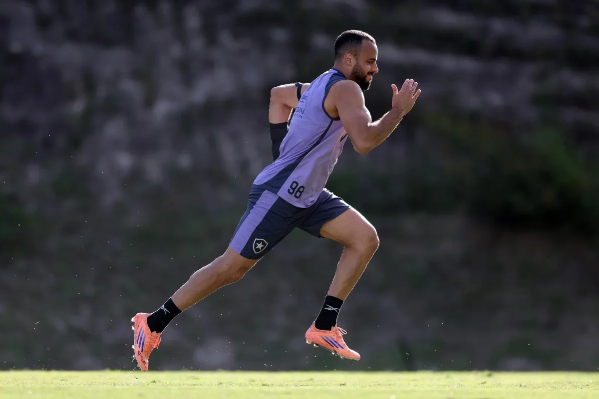 Arthur Cabral Retoma Treinos no Botafogo com a Mão Imobilizada
